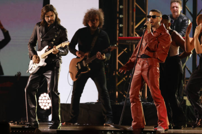 El colombiano Juanes (i) y el portorriqueño Rauw Alejandro (d) durante su actuación en la gala anual de los Latin Grammy. EFE