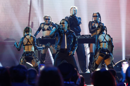 El cantante puertorriqueño Ozuna durante su actuación en la gala anual de los Latin Grammy. EFE