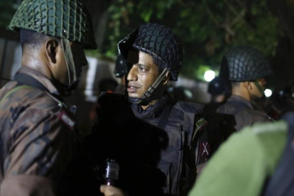 Fuerzas de seguridad mantienen cercado el restaurante en Dacca.