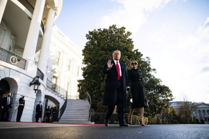 Donald Trump y su esposa Melania dejan la Casa Blanca. AL DRAGO