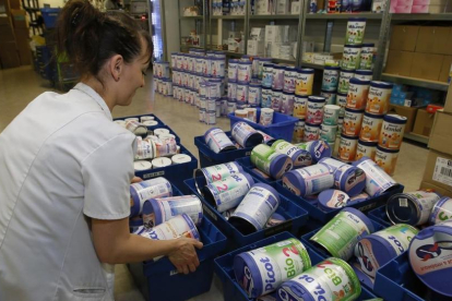 Una farmacéutica retira cajas de leche infantil en Anglet, suroeste de Francia.