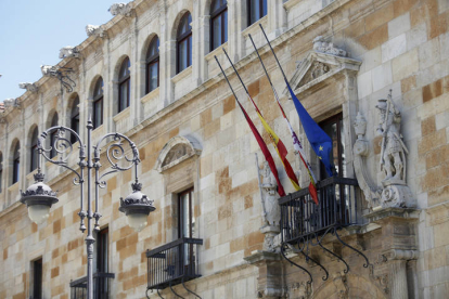 Banderas a media asta en la Diputación de León. F. Otero Perandones.