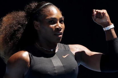 Serena Williams celebra un punto en un partido.