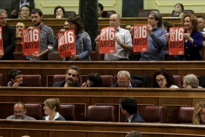 Los diputados de ERC muestran carteles a favor del voto a los 16 años en el hemiciclo del Congreso, el pasado 19 de abril.