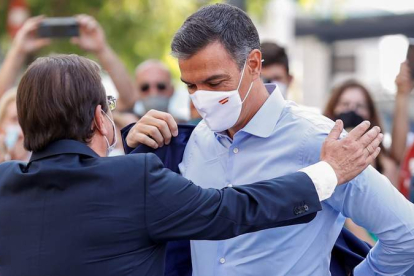 El presidente de Extremadura, Guillermo Fernández Vara, recibe ayer a Pedro Sánchez en Navalmoral de la Mata. CHEMA MOYA