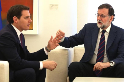 El presidente del Gobierno, Mariano Rajoy, reunido con Albert Rivera, esta mañana, en el Palacio de la Moncloa.