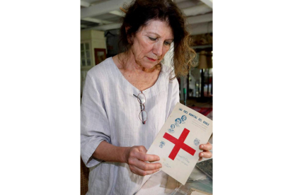 Mercedes Unzeta Gullón con uno de los folletos que se editaron en Astorga al poco del asesinato de las enfermeras. MARCIANO PÉREZ