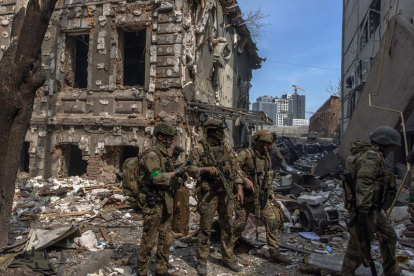 Militares ucranianos en Kharkiv, al noreste de Ucrania, bombardeada por la artillería rusa. ROMAN PILIPEY
