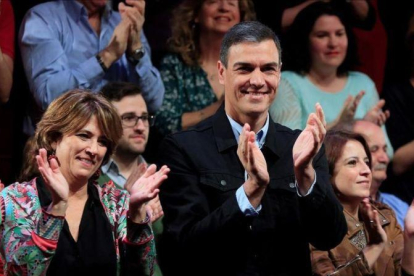 Pedro Sánchez, junto a la ministra de Justicia, Dolores Delgado, este sábado en un mitin en Madrid.