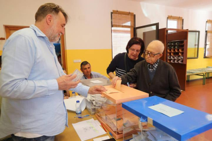 Jacinto López, con 105 años, acudió a votar a su mesa electoral de Cacabelos el pasado 26-M.