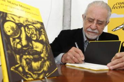 El escritor y académico leonés José María Merino firmó ayer ejemplares de sus últimos libros en la F