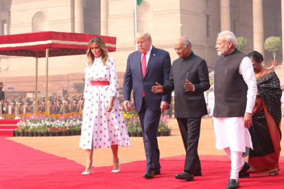 Los Trump, el primer ministro indio Narendra Modi, Ramnath Kovind y su mujer ayer, en Nueva Delhi.