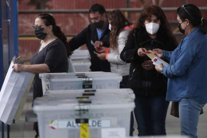 Los chilenos votaron a sus candidatos locales y constituyentes. ALBERTO VALDÉS