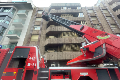 Intervención de los bomberos tras producirse una fuga de agua en una vivienda de la calle Roa de la Vega. BOMBEROS DE LEÓN
