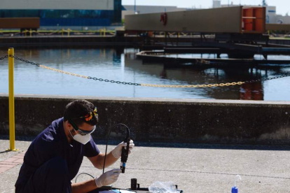 Un operario recoge muestras en la estación de aguas residuales de Valladolid. NACHO GALLEGO