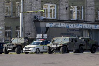 Vehículos militares y de policía, en las calles de Chisinau, Moldavia. DUMITRU DORU