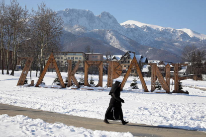 Una persona camina en el paisaje cubierto que presentaba esta mañana en la ciudad de Zakopane, en las montañas de Tatra en Polonia. MOMOT