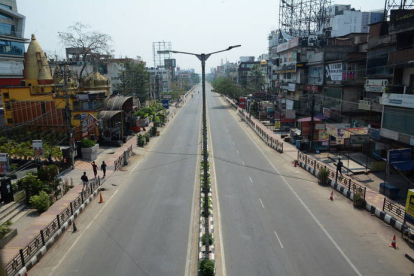 Vista de carretera en Guwahati, Assam, India. STR