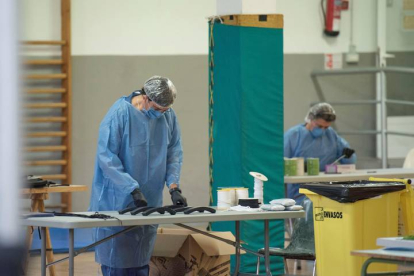 Cosedoras y patronistas voluntarias fabrican mascarillas y batas en Mahón, Menorca. DAVID ARQUIMBAU SINTES
