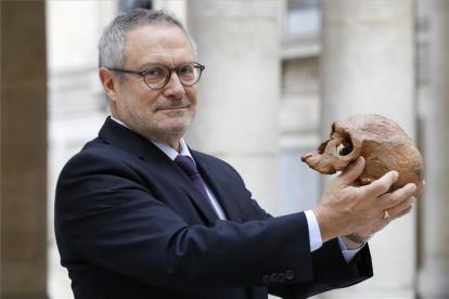 El paleontropólogo francés Jean-Jacques Hublin posa con el cráneo del homo sapiens encontrado en Marruecos.