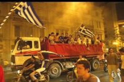 Grecia salió a la calle para celebrar el inesperado triunfo de su selección. Hasta los camiones de la construcción sirvieron para los festejos.