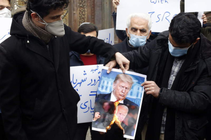Protestas en Teherán con la quema de imágenes de Trump y Biden. ABEDIN TAHERKENAREH