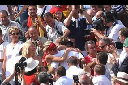 Juan Carlos Ferrero se abraza a sus amigos y familiares tras conseguir el título.