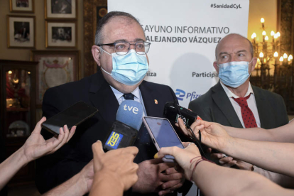 El consejero de Sanidad, Alejandro Vázquez Ramos, ayer en Segovia. PABLO MARTÍN