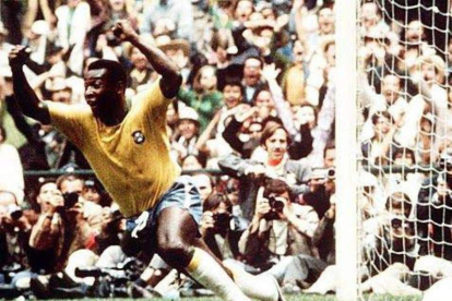 Pelé, en un partido jugado con la selección de Brasil. FIFA