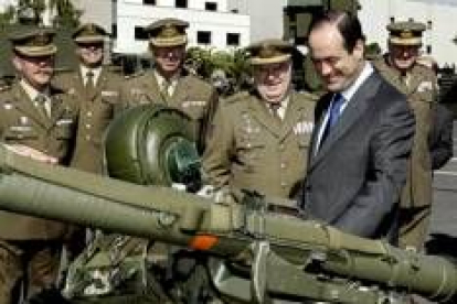 Bono inspecciona las unidades del regimiento de artillería de La Isleta, en Las Palmas