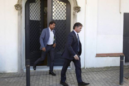 l fiscal anticorrupción Fernando Bermejo (derecha), a la salida de un registro en la casa de Oleguer Pujol, el pasado octubre.