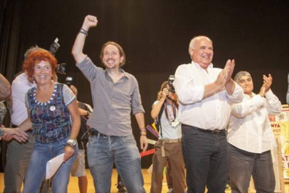 El líder de Podemos, Pablo Iglesias, y el candidato de Catalunya Sí que es Pot, Lluís Rabell, en el mitin de este jueves, 24 de septiembre, por la noche en Tarragona.