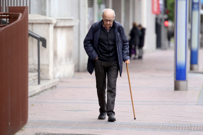 Fotografía de archivo de un anciano paseando. LETICIA PÉREZ/ICAL