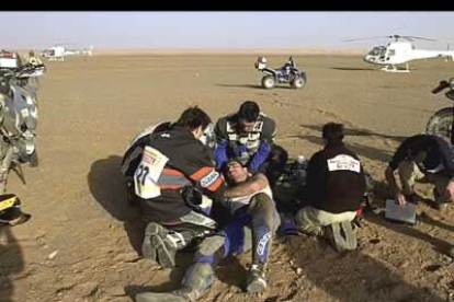 Al año siguiente la situación no mejoró. Su moto se le cayó encima cuando viajaba por Mauritania y le dejó la secuela de varias semanas con la pierna derecha escayolada.