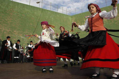 El frontón de la localidad volvió a ser escenario de los bailes típicos del festival floclórico.