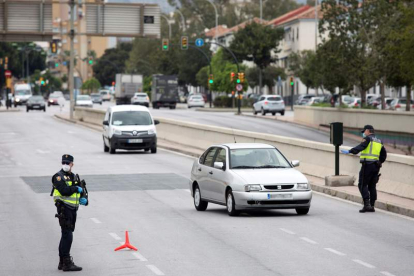 Agentes de la Policía Nacional en un control en Málaga. DANIEL PÉREZ