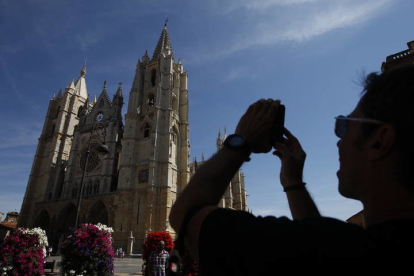Un turista hace una foto a la Catedral de León. JESÚS F. SALVADORES
