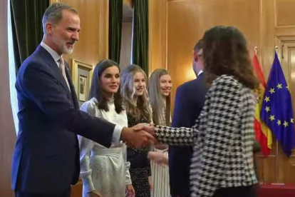El rey Felipe VI saluda a la berciana Andrea García en la recepción de los recién graduados. CASA REAL