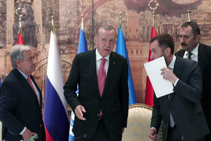 Antonio Guterres, Erdogan, Oleksandr Kubrakov y Serguéis Shoigu. SEDAT SUNA