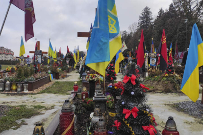 Tumbas de los soldados caídos en la invasión rusa, decoradas con árboles de Navidad. ROSTYSLAV AVERCHUK