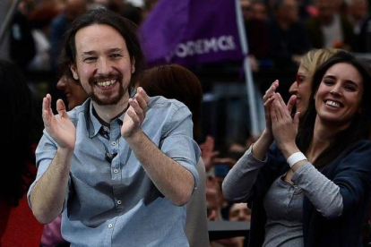 La líder de Podemos, Pablo Iglesias  y la diputada Irene Montero, asisten a una concentración previa a la campaña antes de las elecciones generales del 28 de abril.