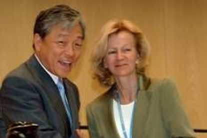 La ministra española con el director general de la OMS Jong Wook Lee