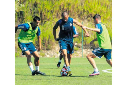 Yuri, durante un entrenamiento de pretemporada con la Deportiva. L. DE LA MATA