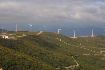 Uno de los parques eólicos que ahora mismo está en funcionamiento en una de las montañas que rodean al Bierzo. ANA F. BARREDO