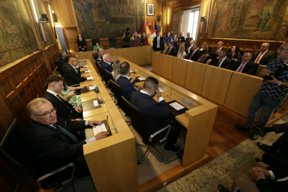 Vista del pleno de la Diputación de León. FERNANDO OTERO