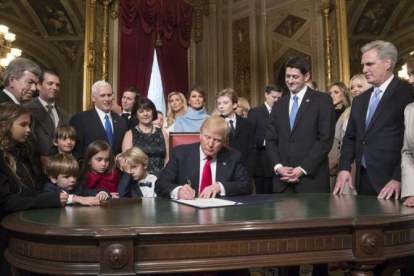 Trump firma sus primeros decretos.