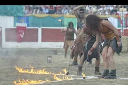 La teatralidad, el fuego, las acrobacias y malabarismos con las armas hicieron del circo romano de astorga todo un espectáculo.