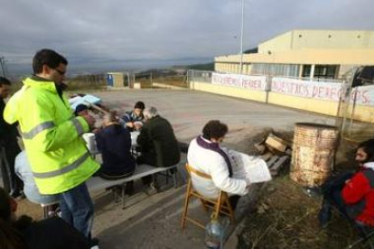 Un piquete de huelguistas permanecía ayer apostado a las puertas de la planta de transferencia de Po