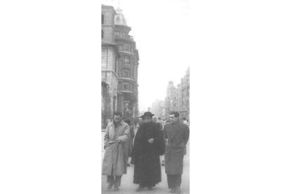 Antonio González de Lama (1905-1967), uno de los directores más carismáticos del Diario de León, en un paseo por el entorno de San Marcelo. Fue responsable del periódico hasta en tres ocasiones distintas entre 1937 y 1964. DL