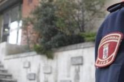 El PSOE denuncia que el 42% de los agentes patrulla sin arma